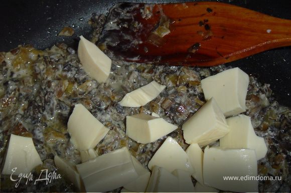 Мелко нарезаем лук и грибы.Обжариваем ,добавляем соль,перец по вкусу и сливки.Немного потушим грибы в сливках,и перед окончанием добавляем плавленый сыр,кусочками,перемешиваем и даем ему расплавиться.