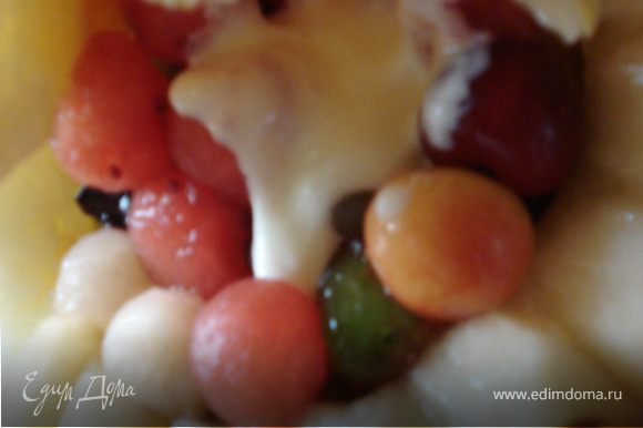 В подготовленную вазочку из дыни выкладываем часть фруктово-ягодной начинки, а на нее крем шоколадный, затем слой начинки и крем без наполнителя. Так чередуем слои до заполнения вазы.Верхний слой - фруктово-ягодный.