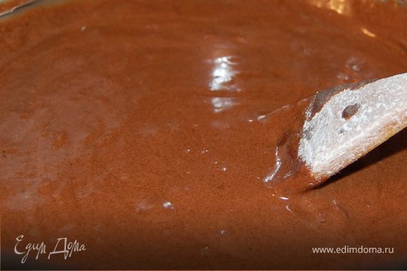 Затем добавьте шоколадно-масляную смесь и просеянную муку,перемешайте.