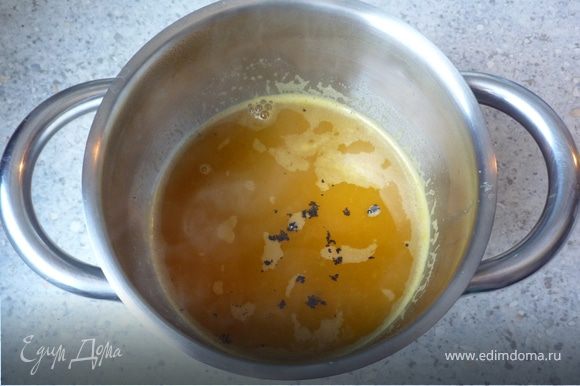 Стручок ванили разрезаем вдоль, выскребаем мякоть и вместе с лимонным соком добавляем к соусу.