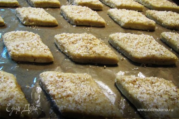 выкладываем печенье на смазанный маслом пергамент и в нагретую до 180 градусов духовку на 15-20 минут.