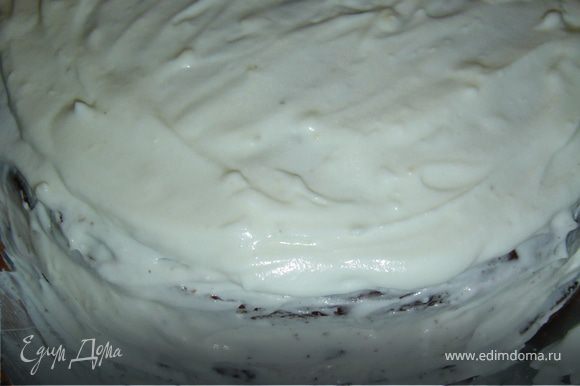 Сверху кладем второй корж, его также смазываем кремом. Также поступаем и с боковой поверхностью. После этого отправляем торт в холодильник на 1 час, а в это время готовим глазурь.
