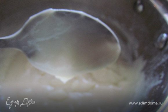 Сделаем заварной крем: Растопить мороженное на плите. Взбить яйца с сахаром, мукой и крахмалом, добавить молоко. Полученную смесь постепенно вливать в мороженное, хорошо размешивая и уварить на медленном огне до загустения (минут 5).