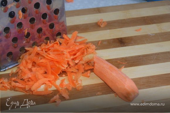 Натираем морковь на крупной терке.