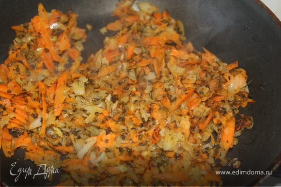Затем выкладываем на сковороду морковь, обжариваем до готовности, солим, перчим, добавляем зелень, Я добавляла базилик и укроп. Отправляем обжаренные овощи в суп.