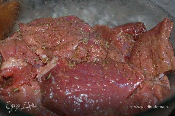 Мясо нарежьте средними кусочками гр по 40-50.Сложите в миску.Все ингредиенты для маринада смешайте и залейте мясо.Накройте пищевой пленкой и поставьте мясо мариноваться на 4-5 часов,а лучше на ночь в холод.
