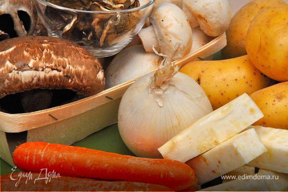 Вскипятить 3 литра воды в кастрюле для супа. Добавить соль, перец и измельченный розмарин. Нарубить кубиками картофель, корень сельдерея и одну морковку. Выложить овощи в кастрюлю. Убавить огонь до среднего и продолжать варить овощи.