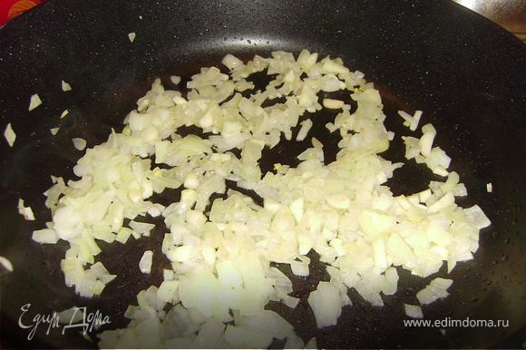 Выложить мясо в миску и на оставшемся жире спасировать лук и чеснок предварительно мелко нарезав их...