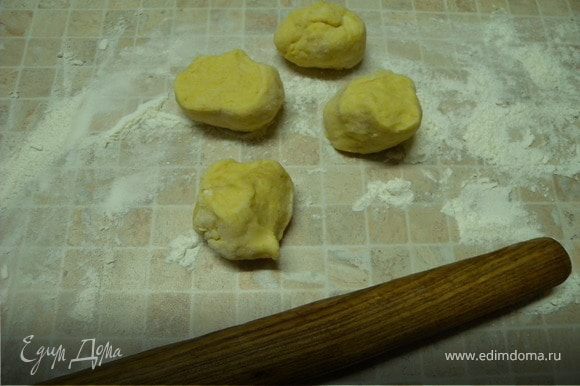 3. Дальше технология приготовления такая же как в рецепте http://www.edimdoma.ru/recipes/17097. Только вместо мяса - яблоки и сахар.