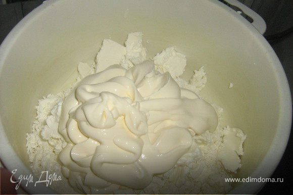 Для начала сделаем крем: Творог протереть через сито,добавить мягкий сыр и холодные сливки.