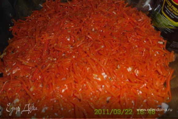 Корейскую морковку порезать помельче и тоже выложить