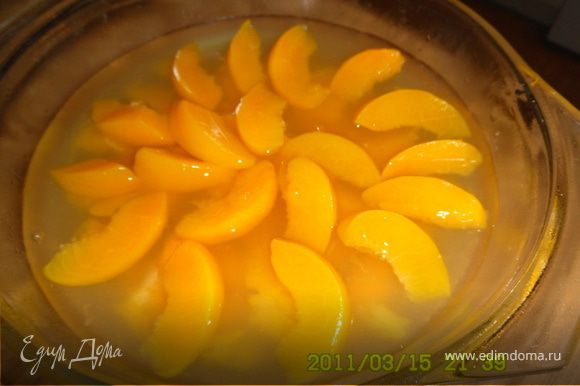 когда застынет, выложить оставшиеся персики и вылить остатки желатиновой смеси.