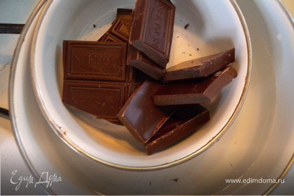 3. Шоколадное обрамление торта. Растопить шоколад на водяной бане с сливочным маслом.