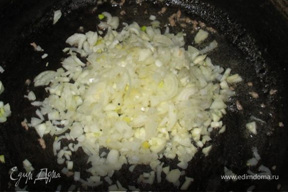 Нагревать оставшееся масло в сковороде на среднем огне, добавить лук и чеснок и жарить в течение 30-40 секунд.