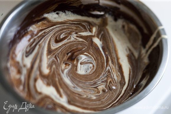 Желтки взбить с сахаром, ввести в шоколадно-сливочную массу и перемешать.