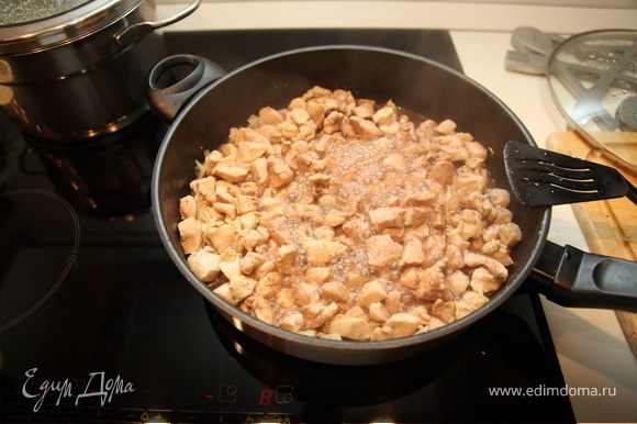 Нарежьте мелкими кусочками и обжарьте куриную грудку. Добавьте специи по вкусу. Тушите под крышкой 10–15 минут.