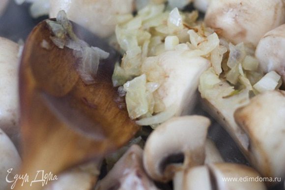 Добавить к луку грибы, посолить и поперчить, жарить 10-15 минут до золотистого цвета.