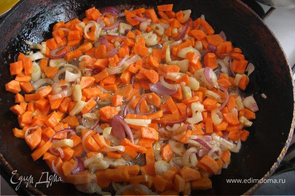 Лук, морковку и чеснок изрублеваем небольшими кубиками и обжариваем на сковороде до золотистого цвета.