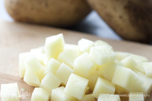 Картофель почистить, нарезать небольшими кусочками, добавить в бульон и варить 15 минут.