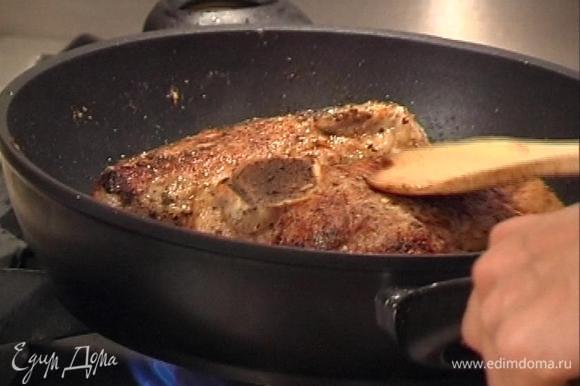 Разогреть в сковороде оливковое масло и 2 ст. ложки сливочного масла, обжарить мясо с обеих сторон до золотистого цвета, затем переложить в жаропрочную посуду с крышкой.