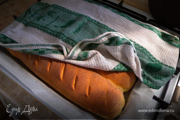 Если есть желание, после того как вы вытянули из духовки готовый хлеб - накрыть кухонным полотенцем на некоторое время (полотенце намочить в холодной воде и максимально отжать)...