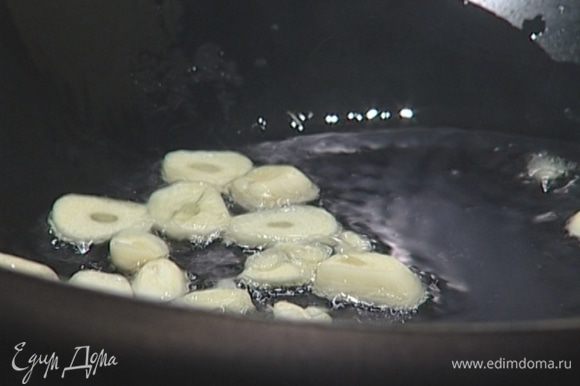 Разогреть в сковороде 2−3 ст. ложки оливкового и сливочное масло, обжаривать в нем почищенный чеснок в течение 2−3 минут.