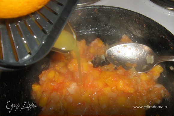 Сделайте соус. Обжарьте нарезанный лук, добавьте 100 г измельченной тыквы, чеснок и помидор, нарезанный кубиками. Тушите до мягкости тыквы, затем влейте сок, выжатый из половины апельсина. Тушите, помешивая, еще 5 минут, добавьте соль и сахар.