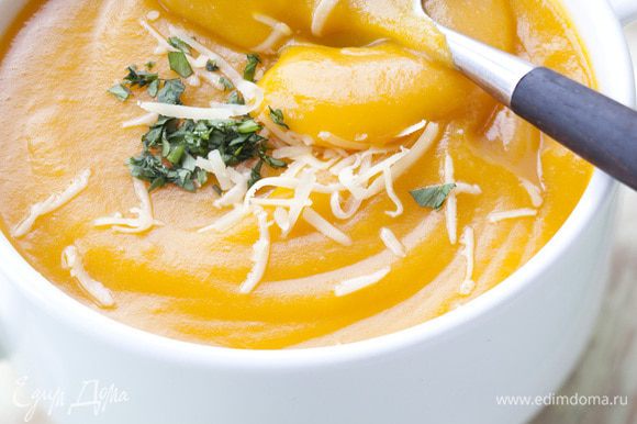 Перед подачей суп подогреть, добавить сливки, натертый сыр и кинзу.