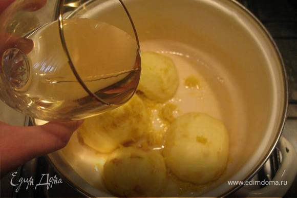 Выложить в кастрюлю половинки яблок. С лимона состругать цедру, выжать сок, добавить к яблокам. Также добавить вино, и сахар, накрыть крышкой и тушить 8 минут. Охладить вместе с жидкостью.