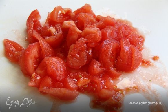 2. Очищенные помидоры режем на небольшие кусочки.