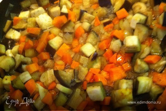 Нарезать морковь и баклажан кубиками, лук обжарить на сковородке, добавить мелко нарезанный чеснок, морковь и баклажаны, посолить, добавить карри. Тушить без масла (с водой) на медленном огне, до готовности.