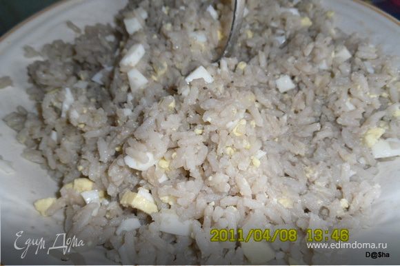 Итак, начинаем с начинок. Начинка № 1 Отвариваем рис и яйца.В горячий рис добавляем сливочное масло,хорошенько перемешиваем.Когда остынет добавляем рубленные отварные яйца и через пресс чеснок(обычно добавляют зеленый лук),соль.
