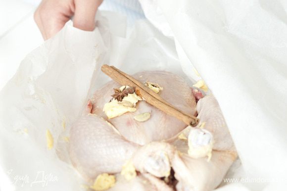 Сделать из бумаги для выпечки карман, поместить в него курицу, всыпать оставшиеся пряности и плотно закрыть карман.