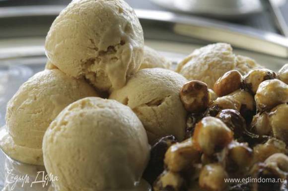 В орехово-желтковую массу ввести белки, перемешать и поставить в морозильник минимум на 40 минут.