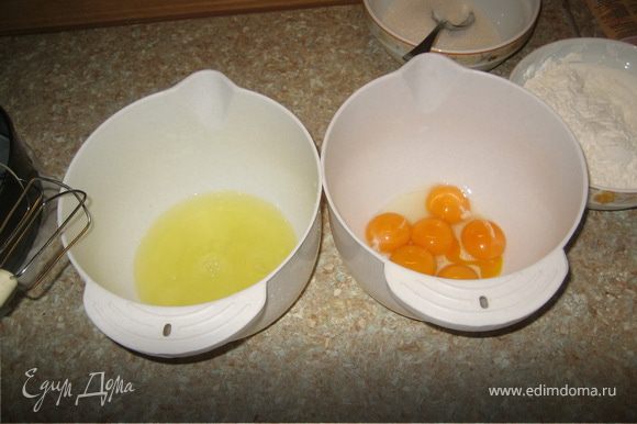 Духовку включить на 200 градусов. Муку+крохмал+разрыхлитель, все хорошо смешать. 4 яйца желтки отделить от белков.