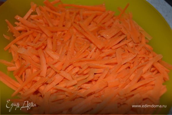 Пока мясо обжаривается, режем морковь соломкой.