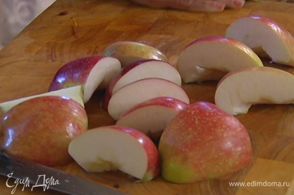 Яблоки нарезать дольками, добавить к луку и обжарить их до полной готовности.