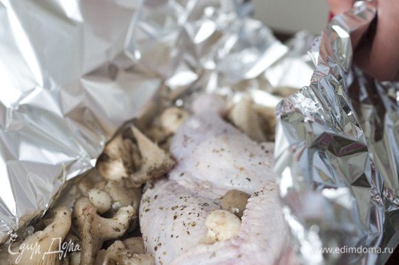 Из фольги сделать 4 кармана, в каждый карман положить половинку цыпленка вместе с грибной смесью и влить по 50 мл вина.