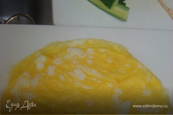 Первым делом взбиваем яйцо с небольшим количеством молока... жарим 2 тонких омлета..