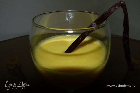 Для соуса влить ананасовый сок в кастрюльку. Стручок ванили разрезать пополам, выскрести в сок семена, положить сам стручок и на среднем огне довести до кипения.Уварить на половину, полностью остудить.