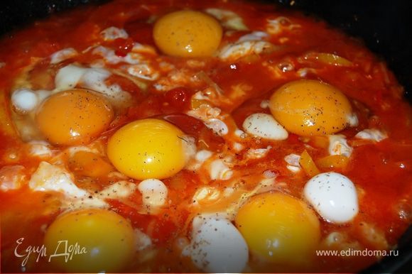Сверху выпустить целые яйца.Посолить,поперчить яйца. Не перемешивая, держать на огне пока яйца не будут готовы.