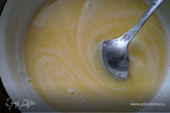 Растопленное сливочное масло (рецепт топленого масло тут :http://www.koolinar.ru/recipe/view/88472) взбить с яйцом и тёплым молоком, затем добавить дрожи, сахар, кардамон, сметану.