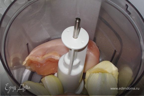 Куриное филе, яблоко и лук измельчить в блендере.