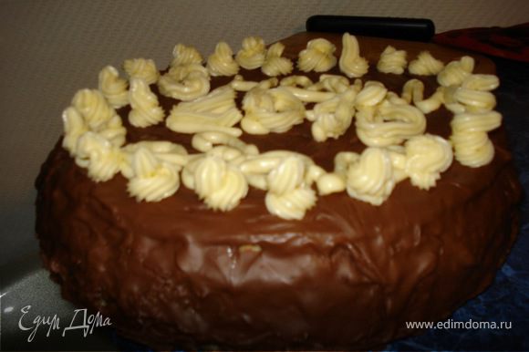 Также, торт можно полить растопленным шоколадом (растопить 250 г шоколада на водяной бане, и теплым шоколадом покрыть торт).
