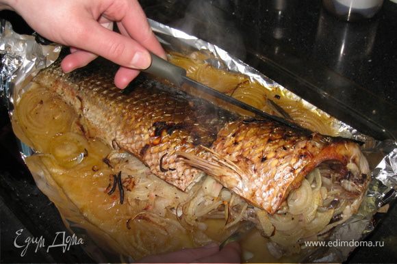 Готовую рыбу разделать на куски, полить в тарелке соусом и подавать. Очень вкусно!