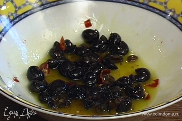 Из оливок удалить косточки, перец чили мелко порубить, залить оливки с перцем 5 ст. ложками оливкового масла.