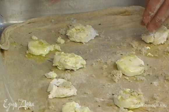 На тесто выложить кружки сыра, посыпать их частью хлебных крошек, перевернуть крошками вниз, а сверху еще немного посыпать сухарями.