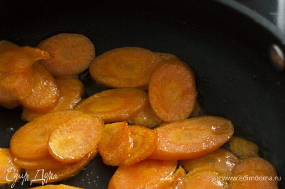 Разогреть в большой сковороде оливковое масло и обжарить нарезанную морковь с обеих сторон.