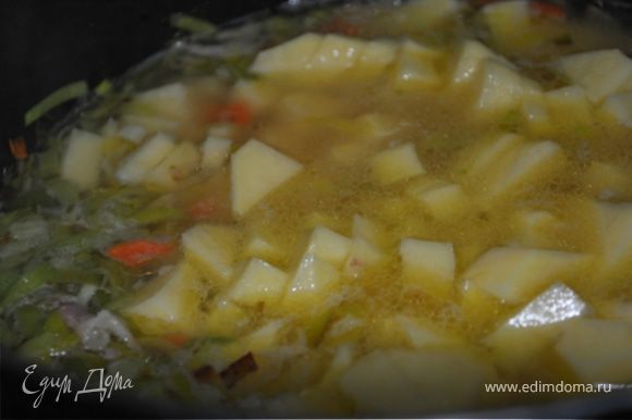Залить литром кипящей воды, довести до кипения и варить на медленном огне 5 минут. Добавить картофель. Открыть банку с крабовым мясом и жидкость влить в суп. Варить до готовности картофеля.