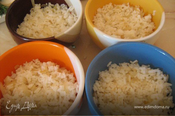В другой сковороде обжарить оставшийся лук в раст.масле,добавить рис,перемешать,снять с огня. По 4 порционным формочкам разложить обжаренный с луком рис,